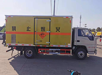 谢通门爆破器材运输车技术升级与安全合规新趋势